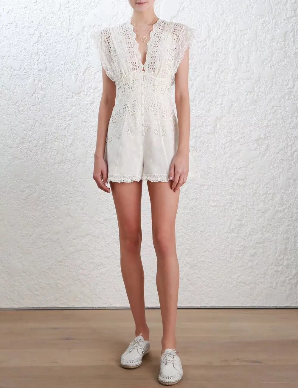 Paradiso Chevron Playsuit in шелка цвета слоновой кости Глубокий V с защипами спереди пуговицы