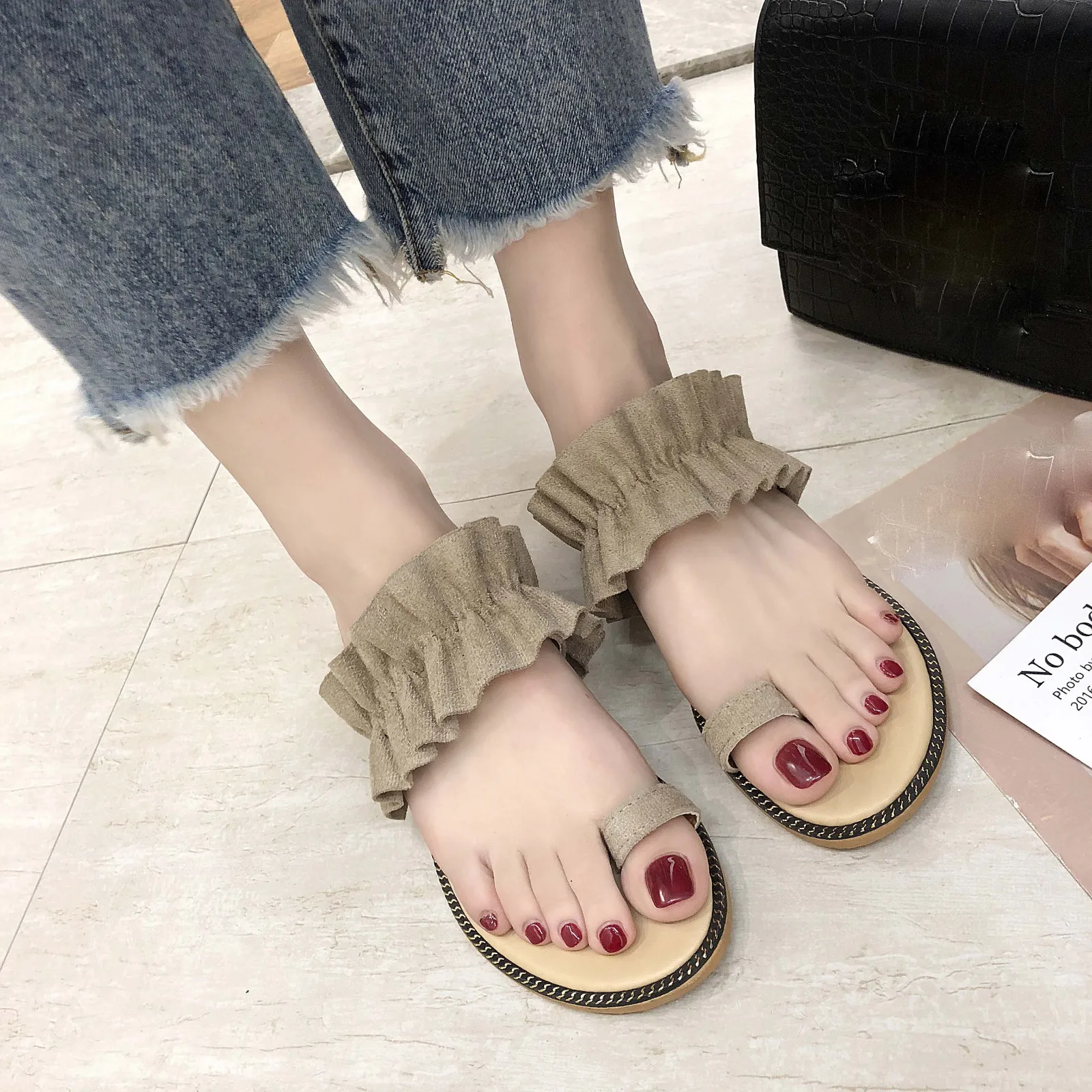 

Leisure Women's Slippers Light Weight Open-Toed Flats Roman Sandals Beach Shoes Klapki Damskie Na Lato Slippers Flip Flops