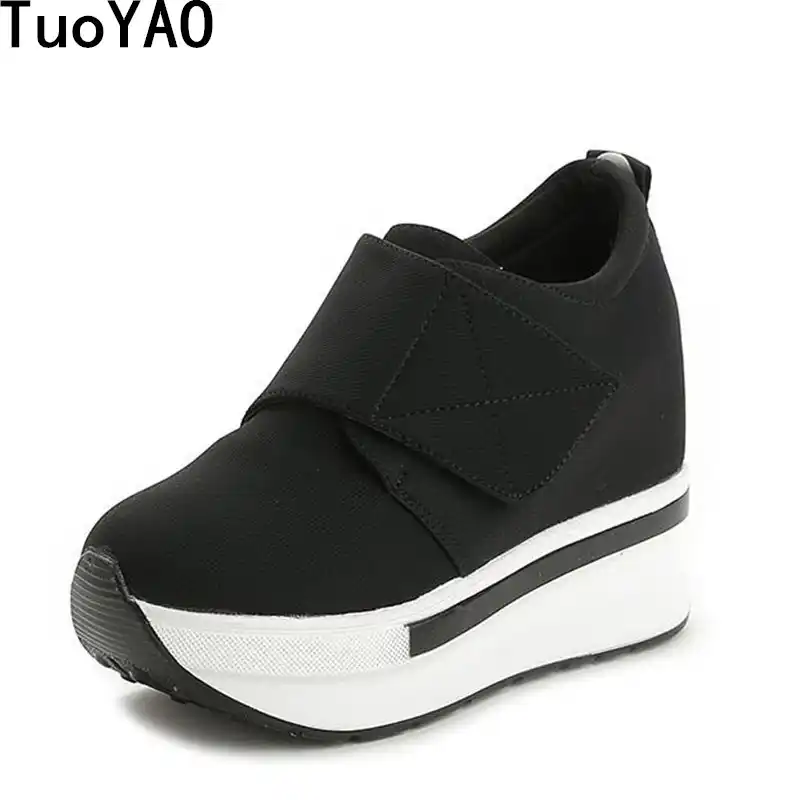 tenis de salto alto preto