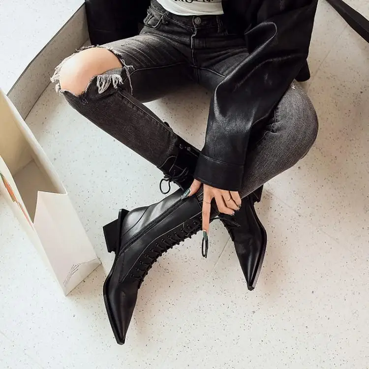 Женские кожаные ботильоны для подиума; цвет коричневый, черный; шикарные модные ботинки с острым носком и перекрестной шнуровкой; Botas Mujer; обувь на необычном каблуке