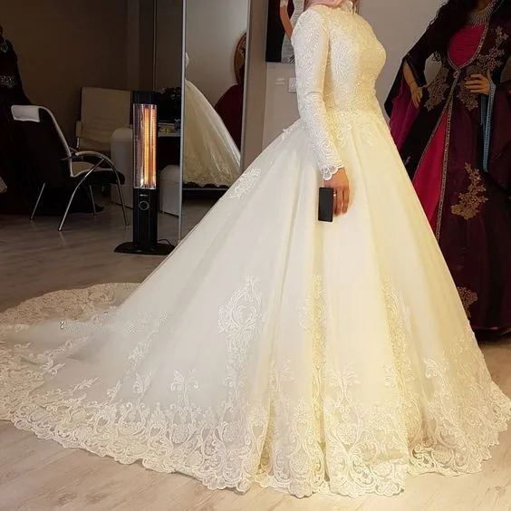 

Modest Wedding Dresses for Muslim High Collar with Long Sleeves Appliqued Bridal Gowns Corset Back