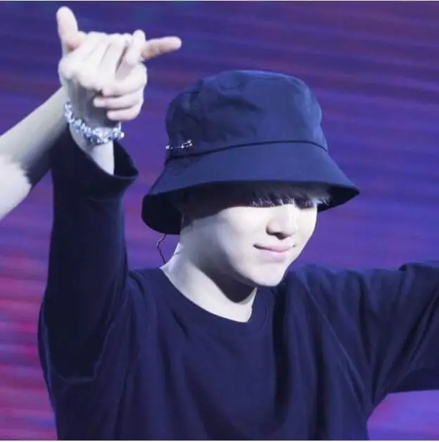 Code кореец в панаме. шуга бтс в панаме. панамы чонгука бтс. корейские черные панамы. корейская кепка с бтс.