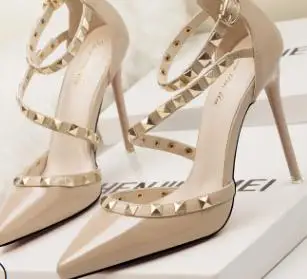 

2018 new simple sexy nightclub stiletto high-heeled shallow mouth pointed rivet hollowed out with women's shoes