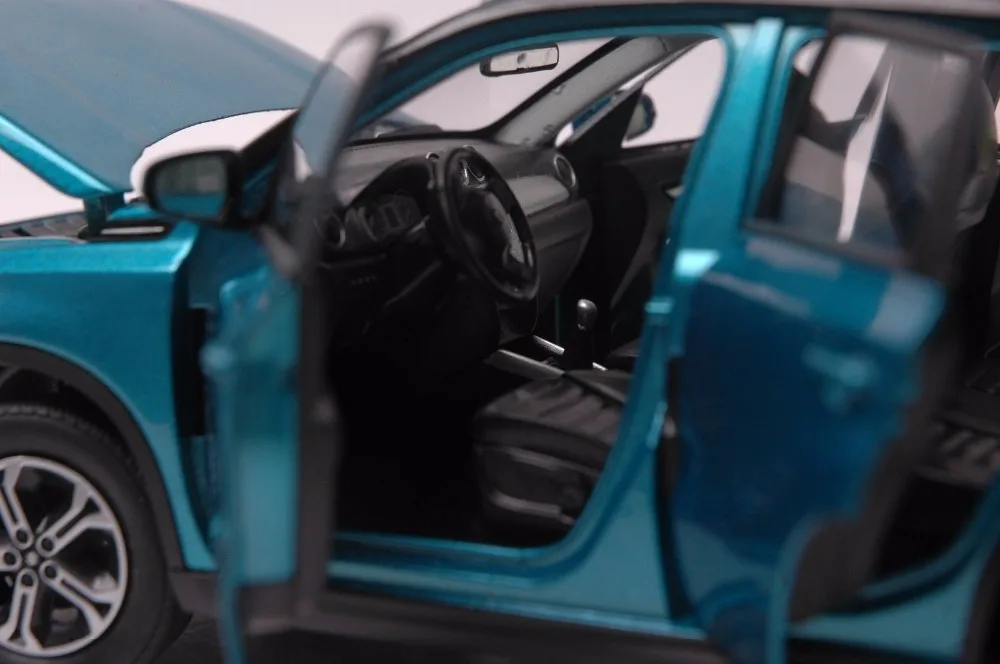 Suzuki Vitara car model in scale 118 blue (8)