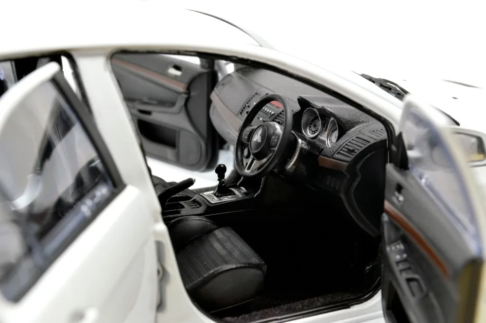 1/18 1:18 Масштаб Mitsubishi Lancer EVO X белая литая модель двери автомобиля открыть руль