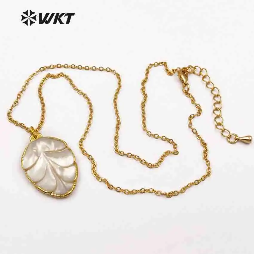 

WT-JN057 Natural Shell Pendant With Dainty Crave In Floral Shape Inlay 18'' Inch Long Gold Layer Necklace Bohemia Gift For Women