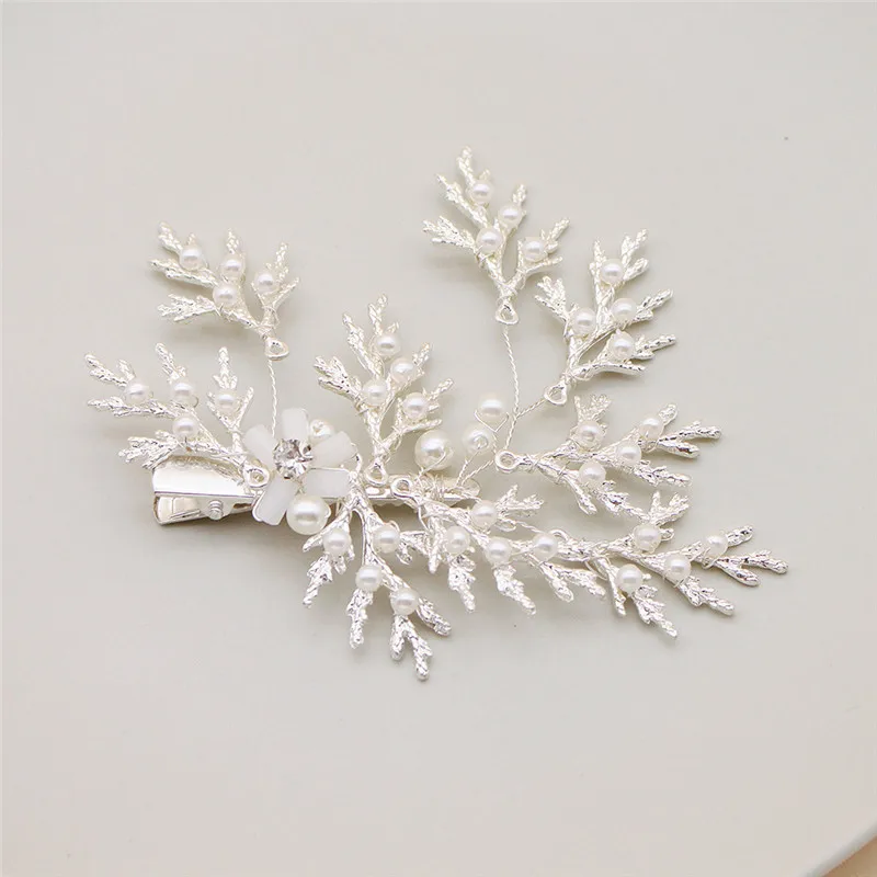 

Give the mother a warm fashion pearl headdress. Alloy snowflake shape duckbill clip