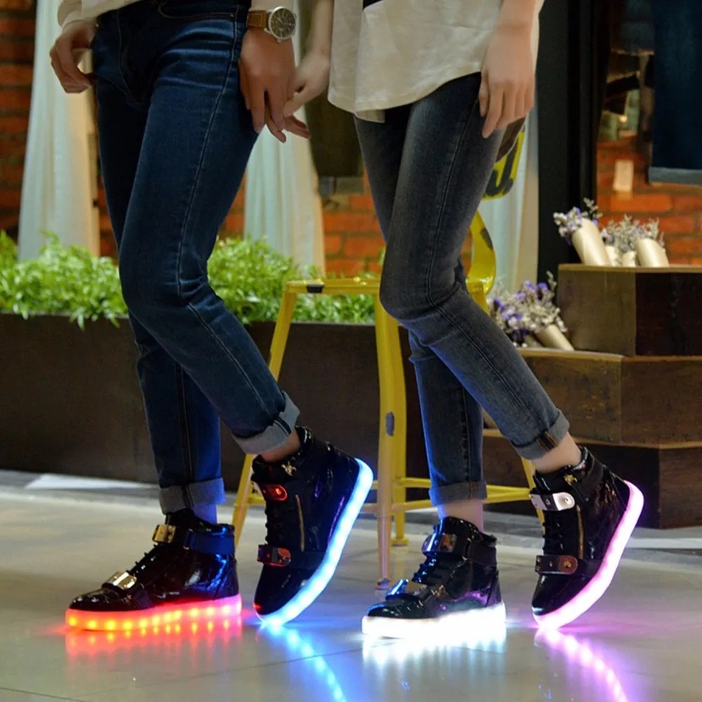 الرجال حذاء أسود LED الملونة وامض ضوء عالية أعلى تضيء الأحذية USB شحن الدانتيل متابعة أحذية تزلج قطرة مجانا