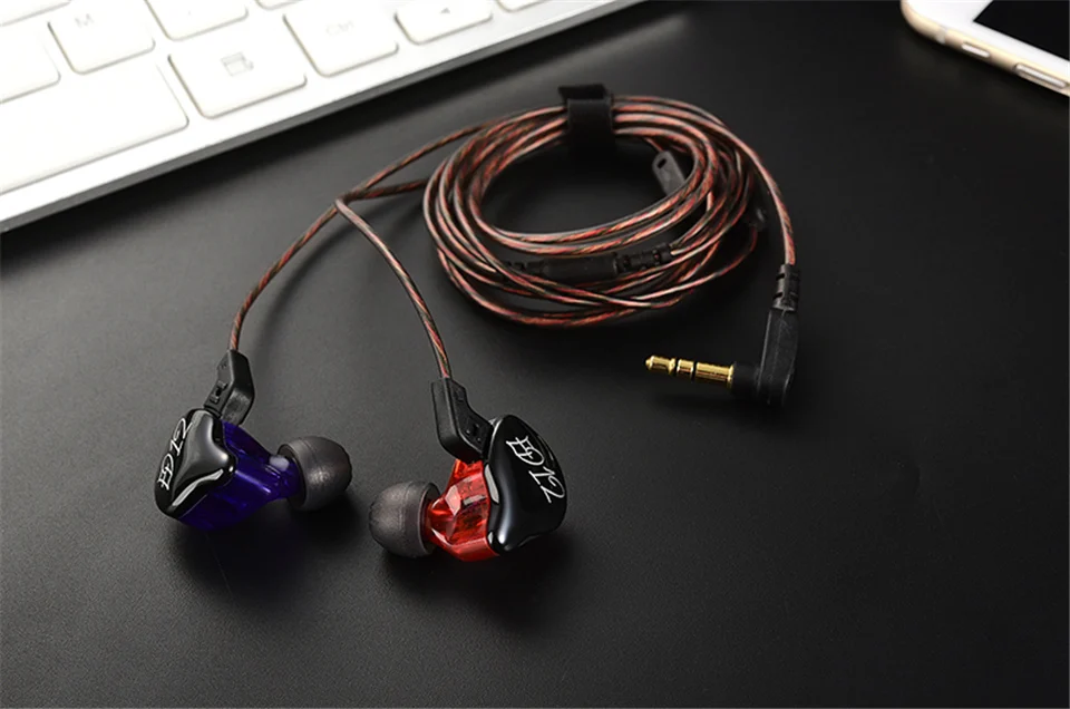 KZ_ED12_Sport_Headphones_Detachable_Cable_Custom_Style_Earphone_In _Ear_Audio_Monitors_Noise_Isolating_HiFi_Music_Sports_Earbuds_With_Microphone (18)