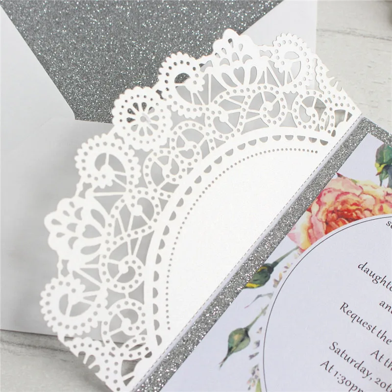 50 шт. цветок свадебные приглашения с блестящими серебро конверт юбилей празднование поздравительные открытки предлагаем индивидуальную