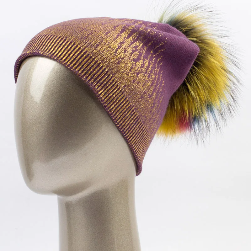 Geebro/зимние женские шапки-бини с серебряным и золотым принтом, повседневные теплые вязаные шерстяные шапки с помпоном из меха енота GS066 - Цвет: Gold Purple C