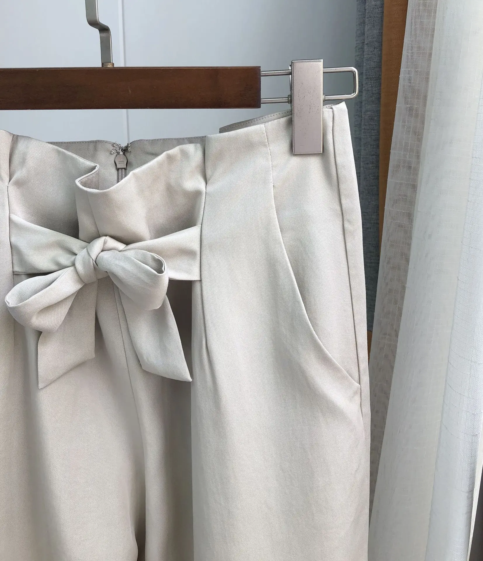 Женские брюки; широкие брюки из Tencel; дышащая драпировка; шнуровка; бант; цветочный ремешок; пояс; дикие брюки