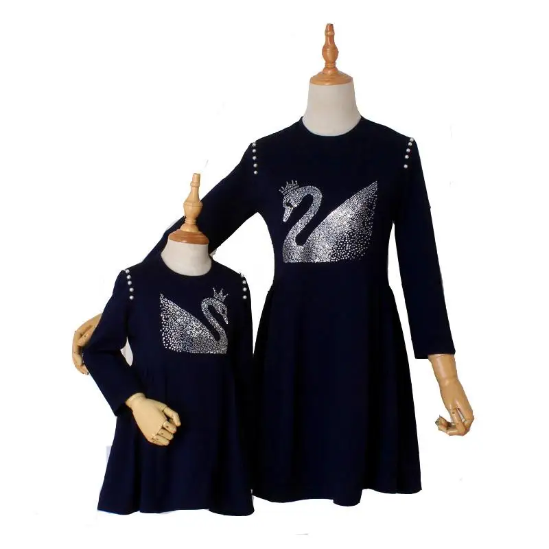 Комплекты для мамы и дочери; платье для мамы и дочки, платье с узором в виде лебедя, платье с героями мультфильмов для мамы, девочки комплект из двусторонних вечерние платье Семейные комплекты одежды J93 - Цвет: Black