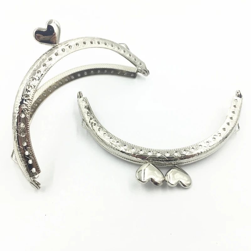 

1Pc Silver Tone Kiss Clasps Clutch Buckle Handbag Wallet Handle Arch Clutch Frame Love Carved Hearts Head DIY Part 10.5cm