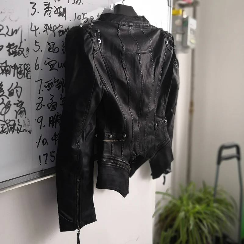 Южная Корея женская новая осенняя модная куртка с заклепками короткая дизайнерская мотоциклетная куртка из искусственной кожи на молнии Большие размеры S-6XL