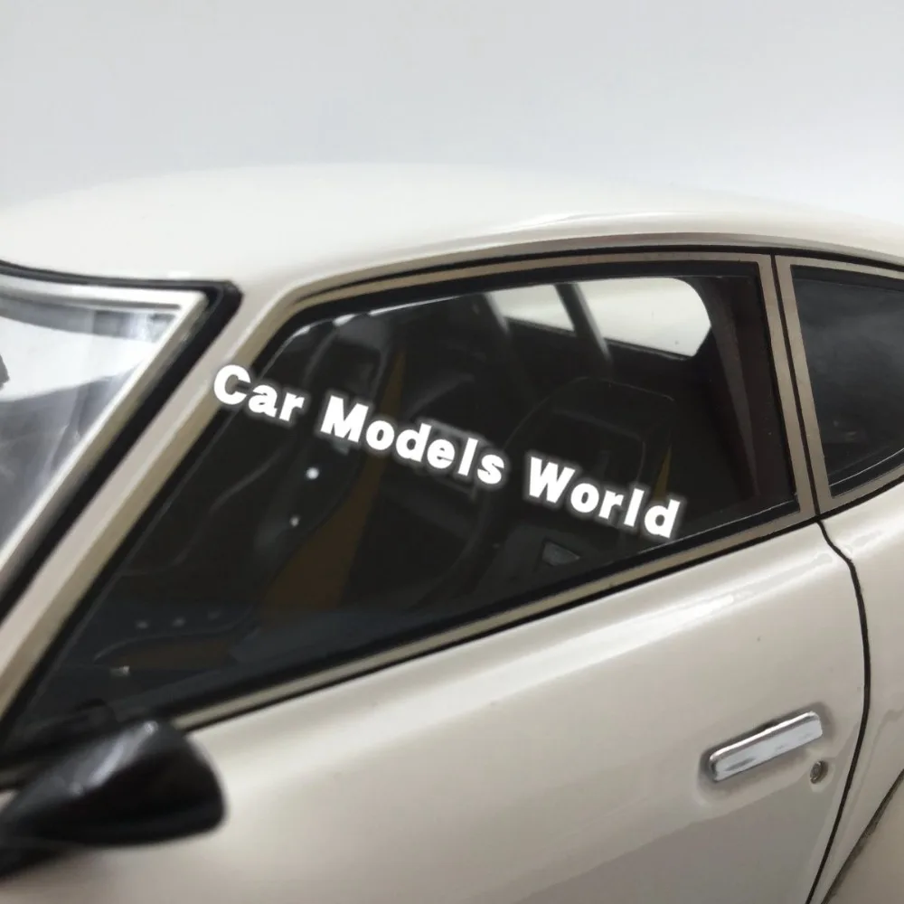 Полимерная модель автомобиля для IG model Fairlady Z (S30) 1:18 (белый) + маленький подарок!| |