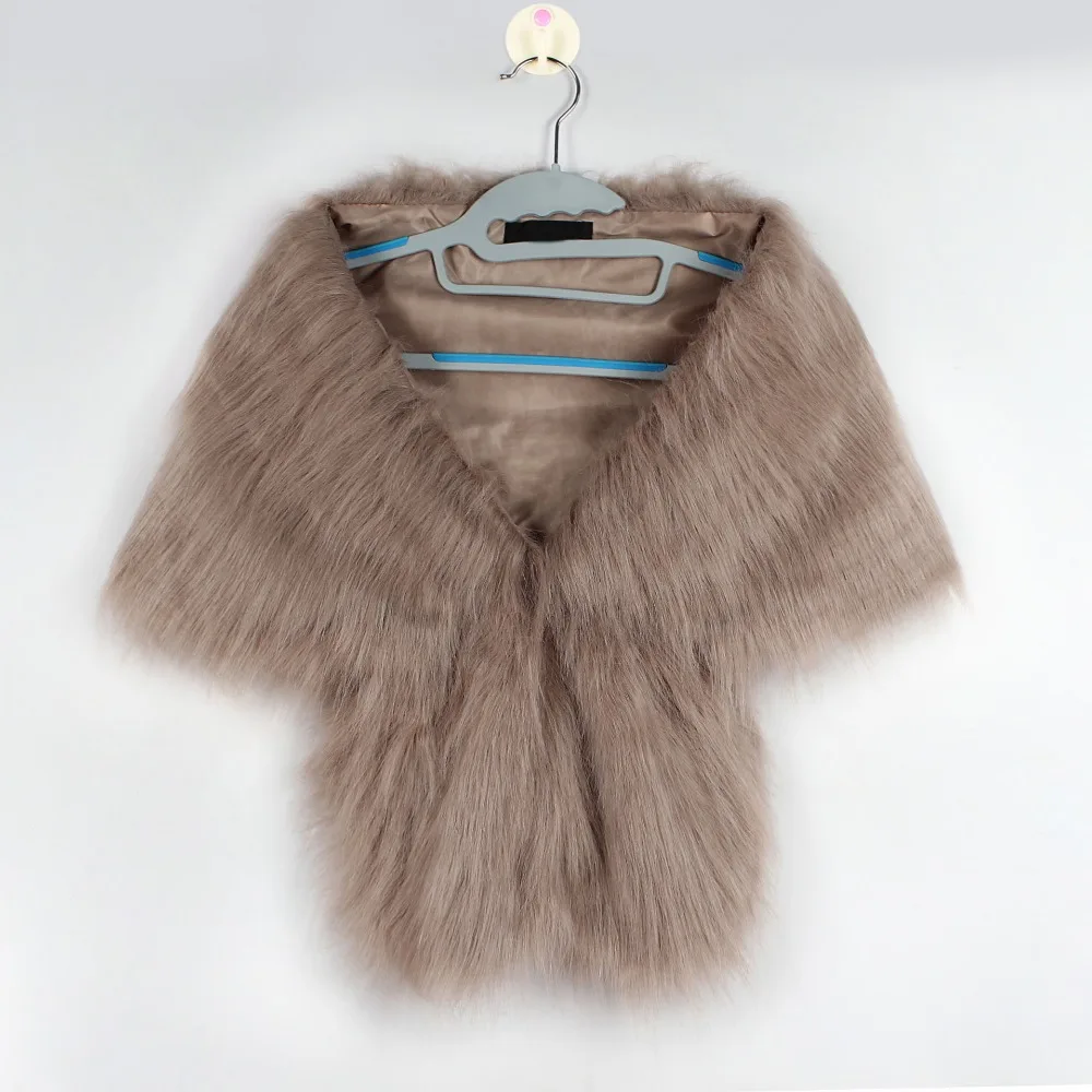 The bride's fur lapel cape was a butterfly cape (8)
