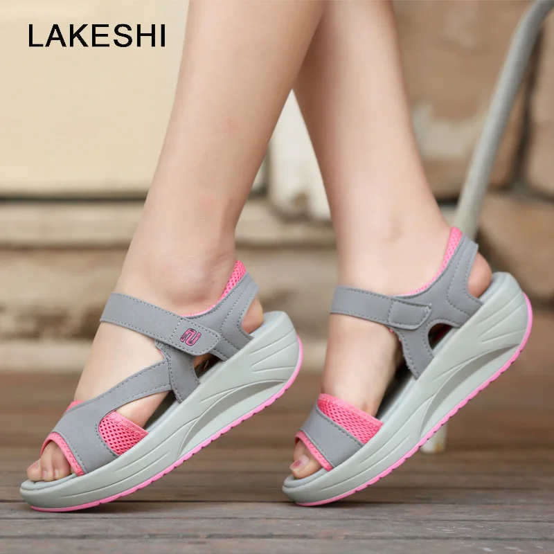 2019 جديد أزياء النساء الصنادل إسفين الكعوب السيدات أحذية الصيف الصنادل شبكة أحذية السيدات صندل مسطح الشاطئ الأحذية زقزقة اصبع القدم