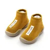 Calcetines con suelas de goma para bebé, zapatos con letras para bebé, calcetines infantiles antideslizantes de cuero, calcetines infantiles para el suelo, 2022 ► Foto 2/6