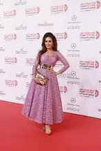 2017 neue ankunft v-ausschnitt, langen ärmeln a line spitze promi kleid gold gürtel bodenlangen abendkleid benutzerdefinierte