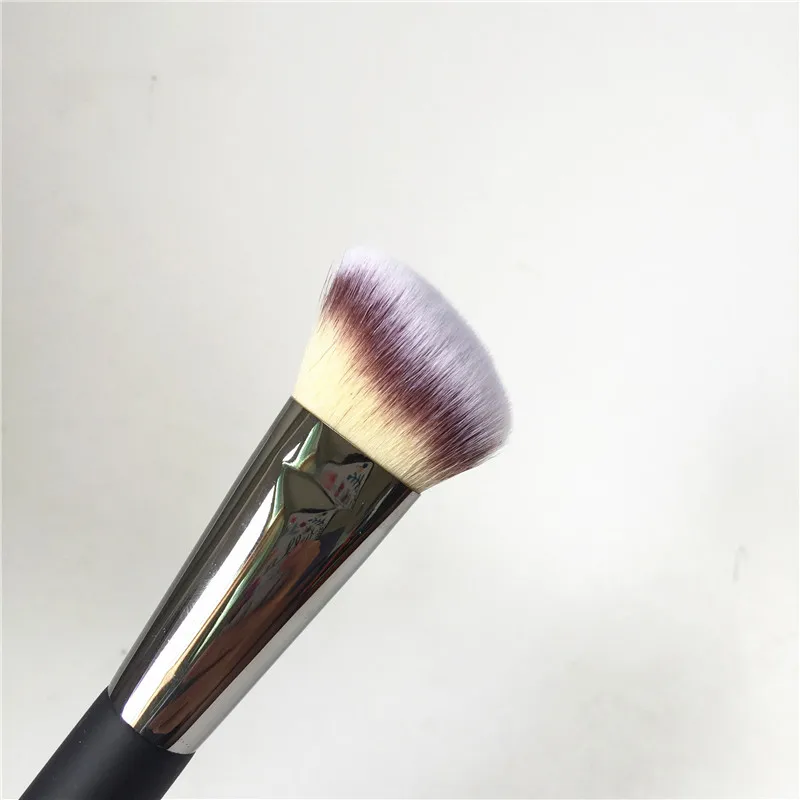 IT COSMETICS Angled Radiance Brush #10 _4