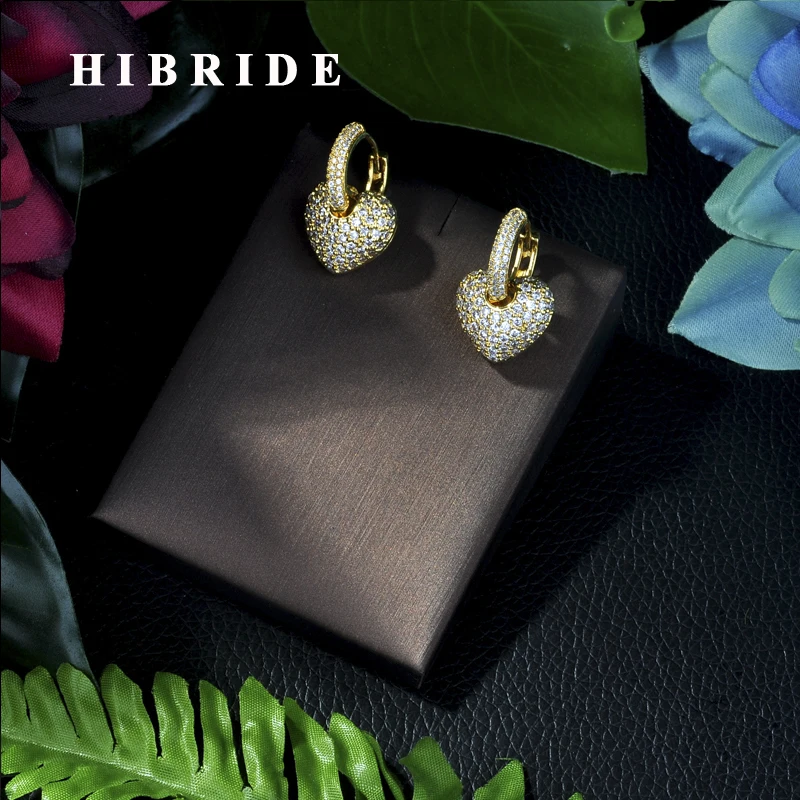 Серьги-кольца в форме сердца HIBRIDE с микрофианитами золотистого цвета | Украшения
