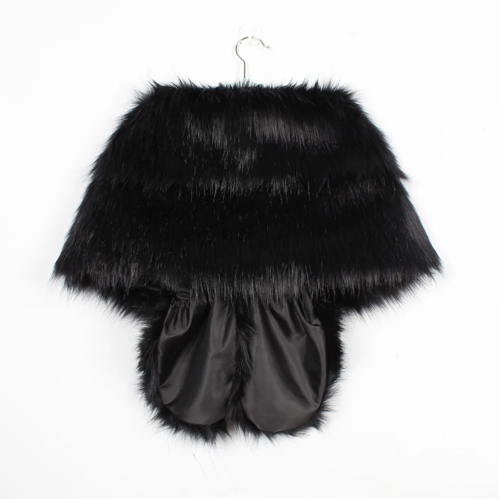The bride's fur lapel cape was a butterfly cape (7)