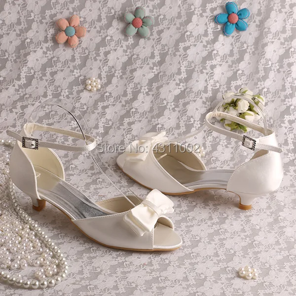 Босоножки на низком каблуке с ремешком на щиколотке и бантом; цвет слоновой кости; атласные женские свадебные босоножки; обувь для невесты