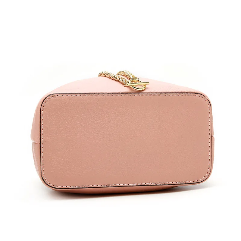 The small and exquisite women messenger bags add color to the romantic and elegant life. The new trend cowhide bucket bag