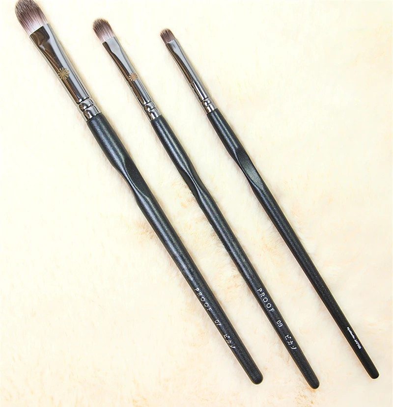 small flat concealer brush
