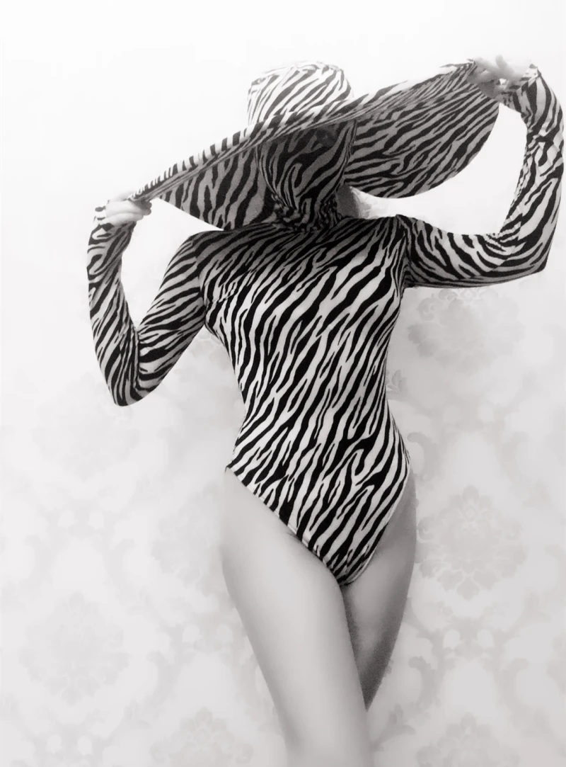 Женский черно-белый полосатый комбинезон с зеброй, сексуальный купальник, комбинезон с большой шляпой, женский костюм для ночного клуба, танцевальных команд, сценический костюм