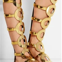 Eye-привлекающие внимание золото Лакированная кожа с высоким голенищем на плоской подошве сандалии до колена с вырезами и плетеные сандалии ботинки большое кольцо обувь крест-накрест обувь с ремешками