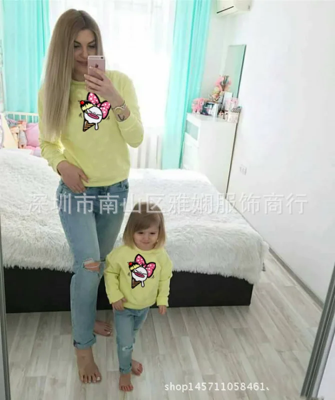 Зимняя одежда для мамы и дочки одинаковые комплекты для семьи Рождественские свитера семейная одежда Детские толстовки с рисунком мороженого - Цвет: Цвет: желтый