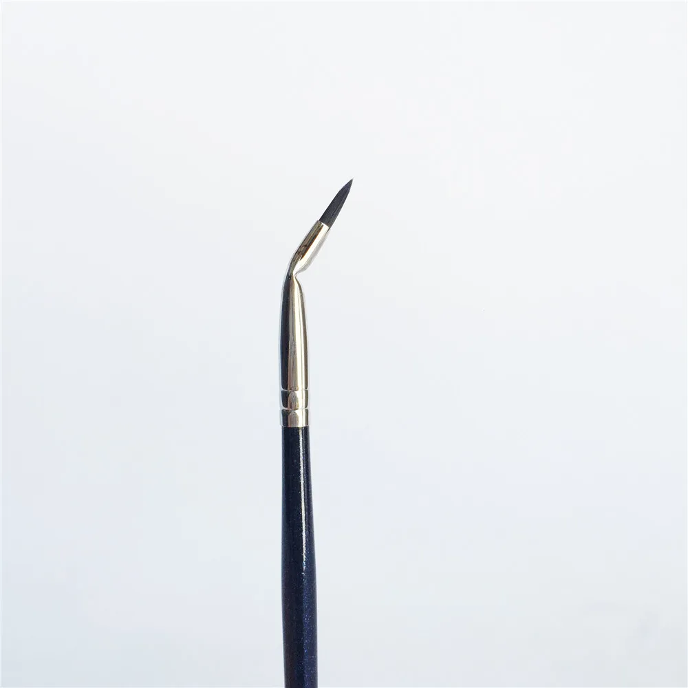 La Beaute 122 Bent Liner Brush _ 5