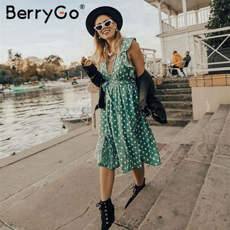 BerryGo, сексуальное зеленое летнее платье в горошек с v-образным вырезом,, женское платье с оборками, поясом и пуговицами, элегантное пляжное женское платье для отдыха