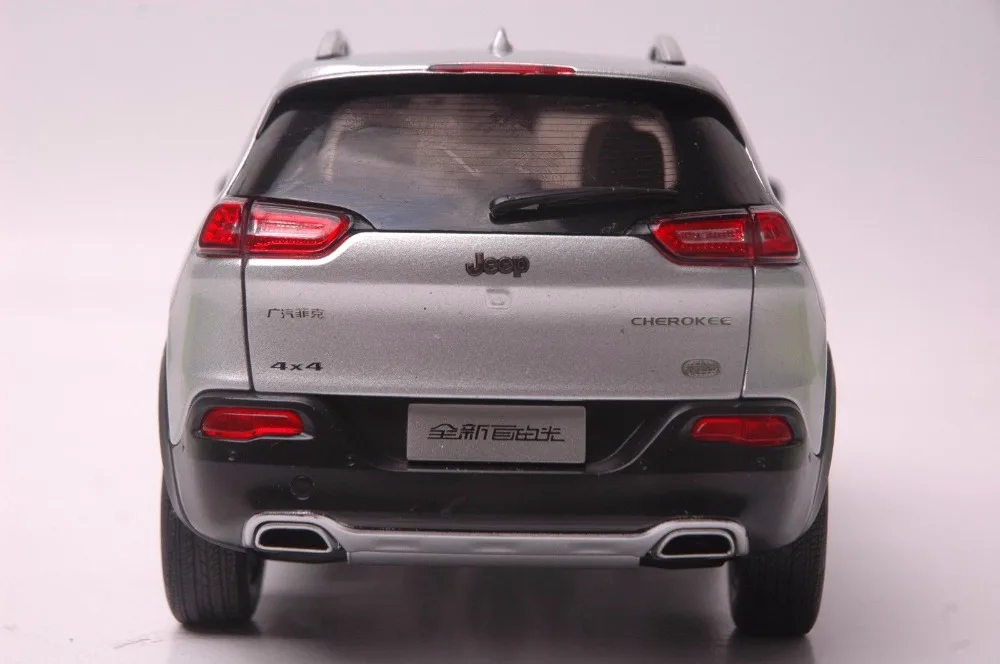 Details about  Jeep Cherokee car model in scale 118 silver 4