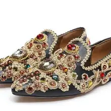 Ретро Стиль со стразами; с украшением в виде кристаллов острый носок обувь на плоской подошве; Роскошные острый носок вечерние туфли со стразами Слипоны женские туфли с вышивкой