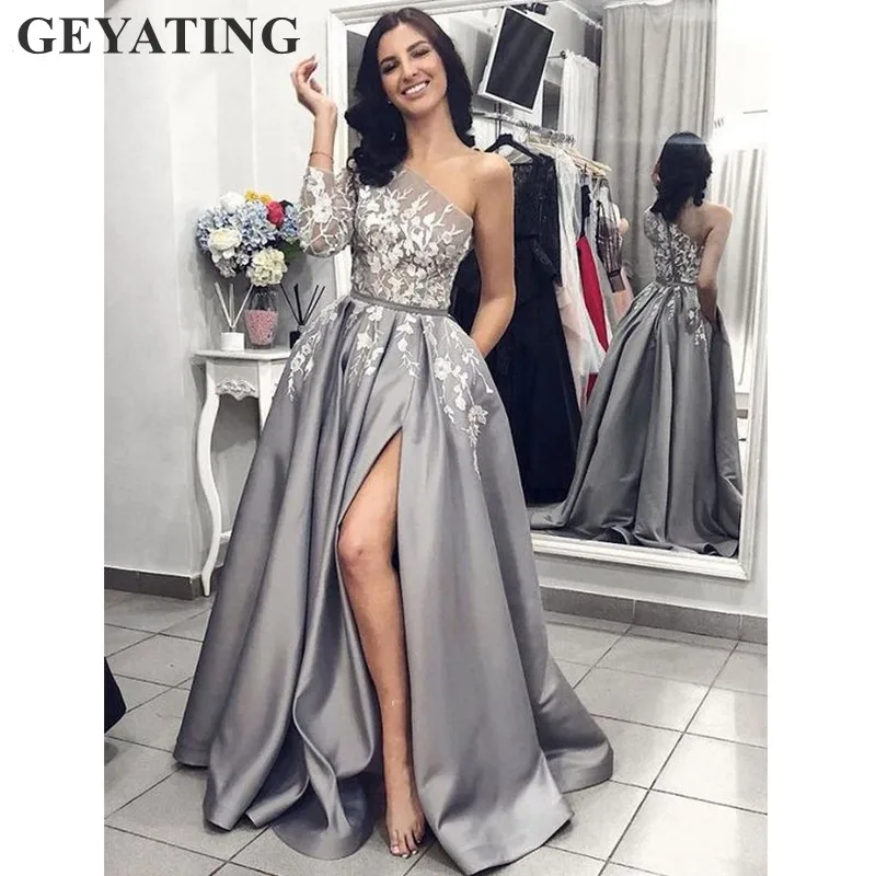 Grey Satin Lange Mouwen Prom Jurken met Pocket Een Schouder Witte Kant Applicaties Side Split Flora Arabische Avond Formele Kleding Grey Satin Lange Mouwen Prom Jurken met Pocket Een Schouder Witte Kant Applicaties Side Split Flora Arabische Avond Formele Kleding