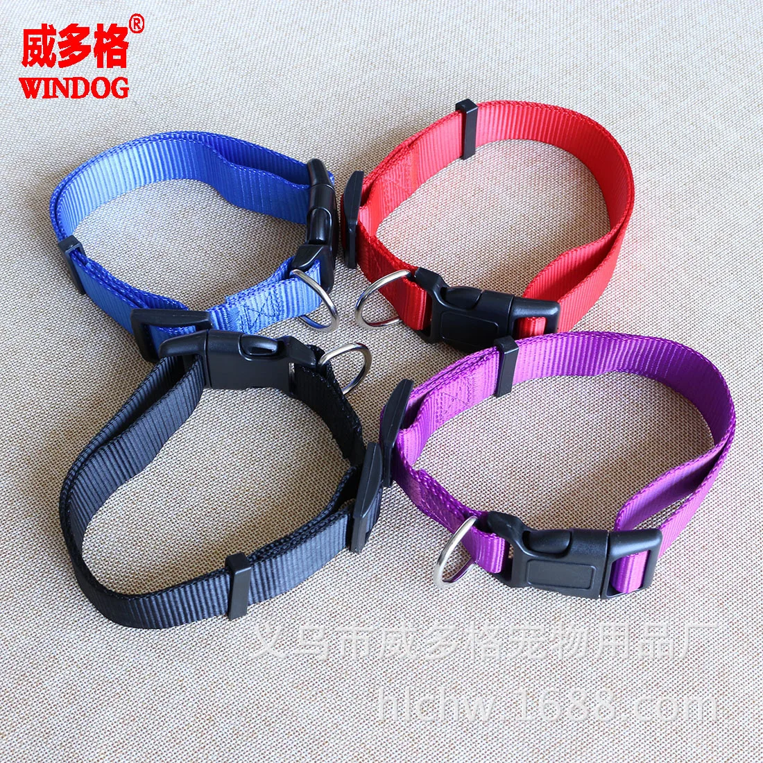 A single plain nylon collar