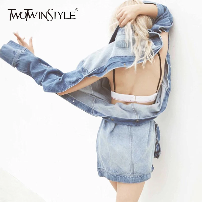 Женская джинсовая куртка TWOTWINSTYLE осенняя с открытой спиной высокой талией и
