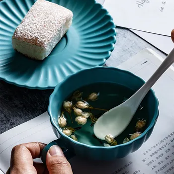 

Ceramic Cup And Saucer Cutlery Set Tea Mug Set Tray Basso-relievo Creative Cup Black Tea Elegant Teacups Set Milk Drinkware 1pcs