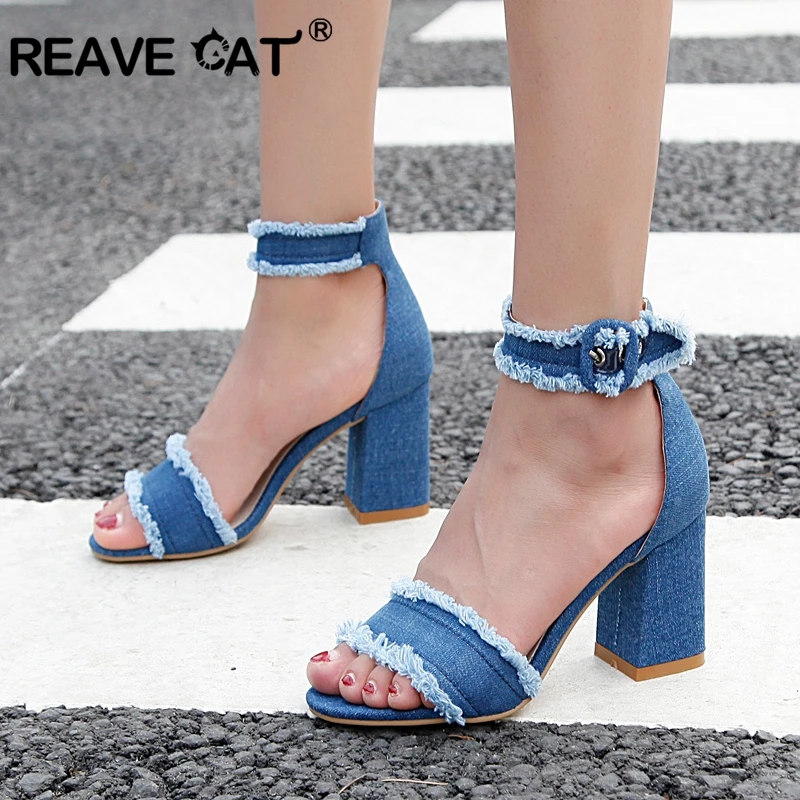 Женские джинсовые сандалии REAVE CAT летние туфли на высокой шпильке с открытым