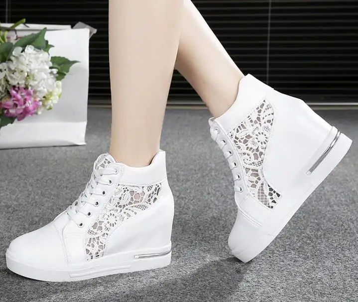 Женская повседневная обувь на танкетке со скрытым каблуком 7 см; женская модная дышащая обувь белого цвета, визуально увеличивающая рост; туфли-лодочки без каблука