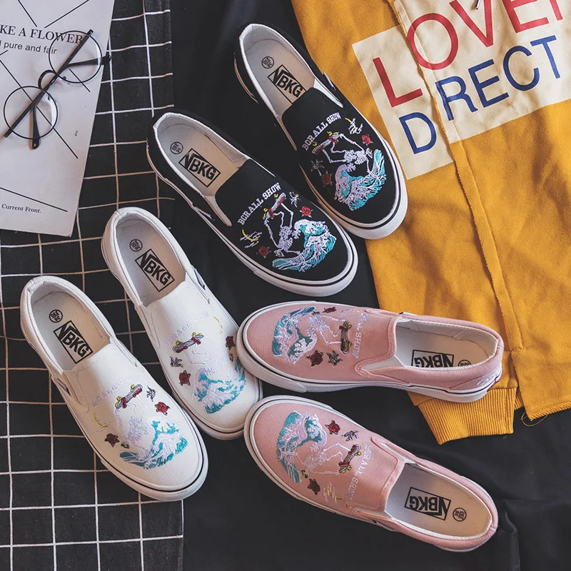 

2019 spring new canvas shoes female Korean embroidery a pedal lazy shoes Harajuku students Le Fu shoes.