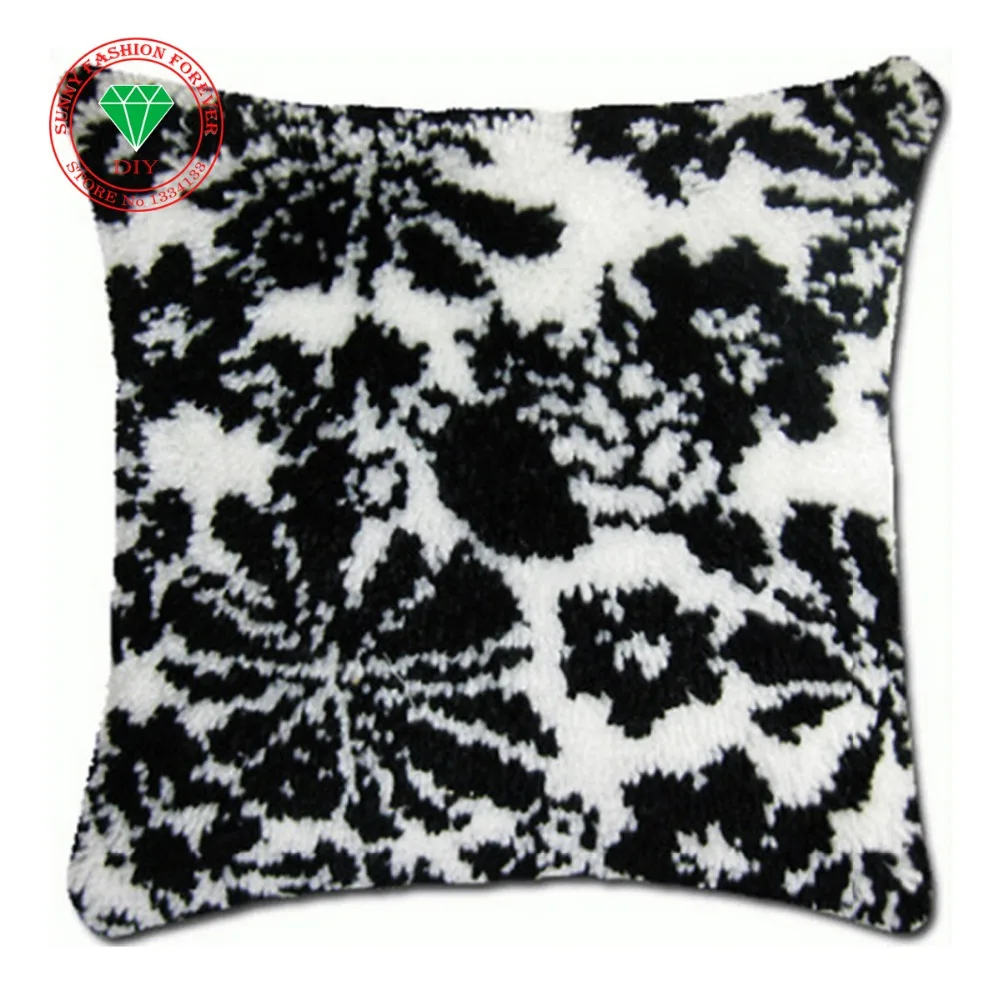 Red Christmas Tree Latch Hook Pillow Kit For Beginners – DIY Embroidery Yarn Kit For Adults & Kids, 43x43cm