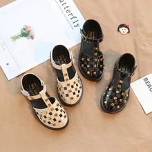 Новая обувь для девочек в Корейском стиле сандалии с закругленным носком Летняя детская обувь принцессы на мягкой подошве с заклепками, модная обувь для девочек с вырезами