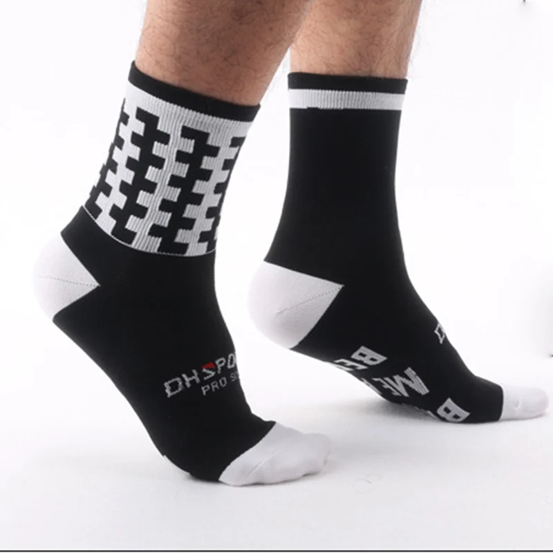 

1 Pair Men'S High Quality Casual Sports Socks Letters In The Tube Socks DH-16-3