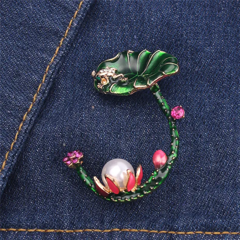 

Trendy Simulated Pearl Enamel Animal Brooches Frog Jump on Lotus Flower Green Lapel Pin Brooch For Women Hat Suit Accessories