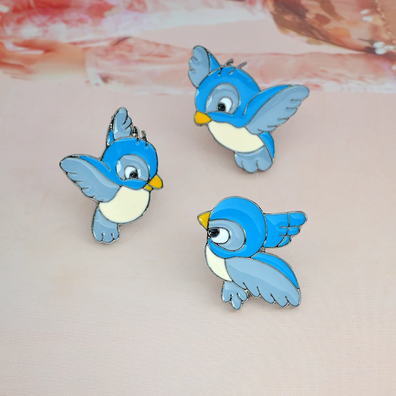 

Cartoon Animal Blue bird Brooch Metal Enamel pin buckle flying fledgling Brooch for Bag Jacket Shirt Badge Gift for Kids Jewelry