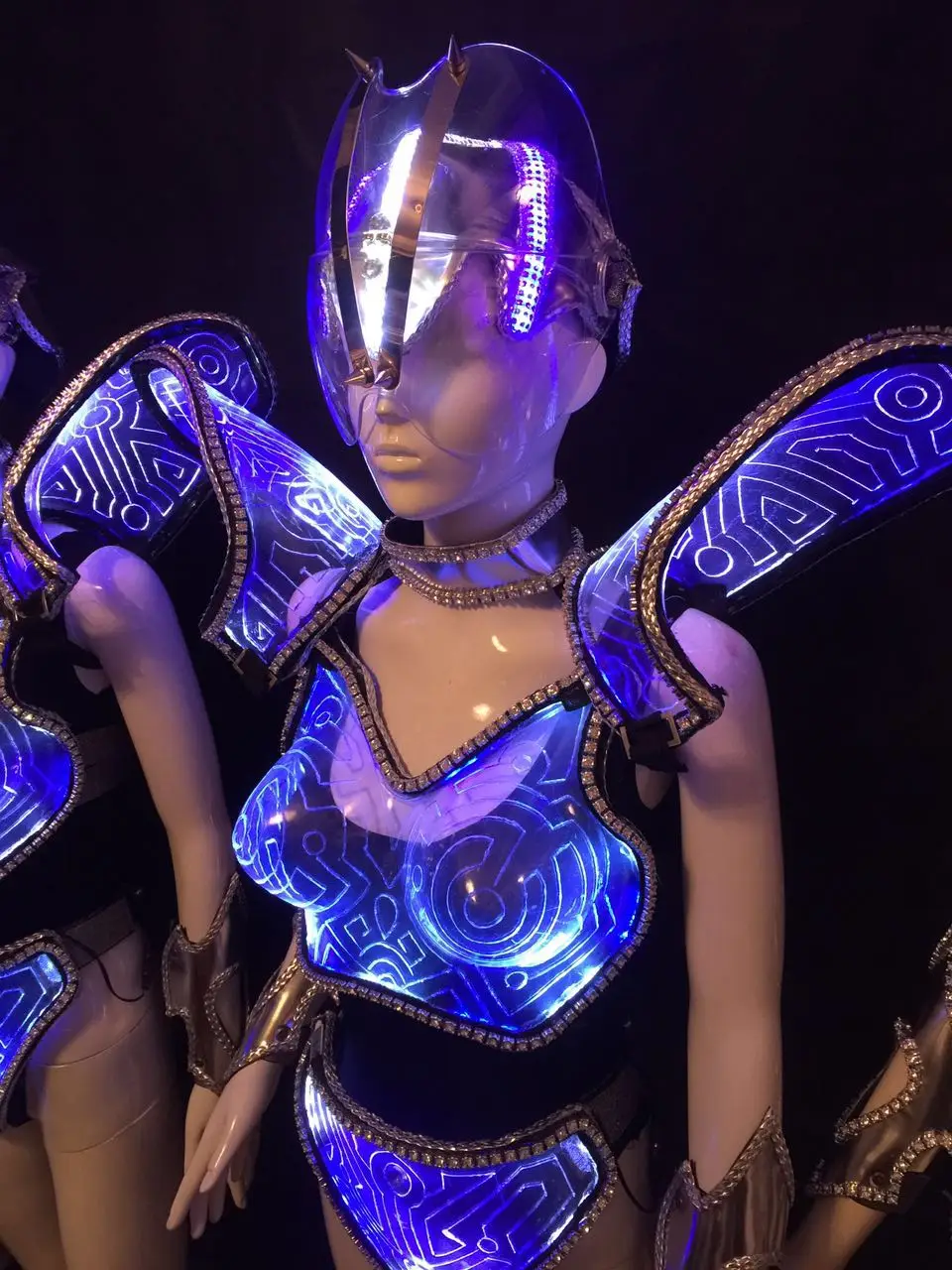 Led-Luminous-Costume-LED-DJ-Nightclub-Party-Catwalk-Show-Party-costume-Transparent-LED-light-armor (1)